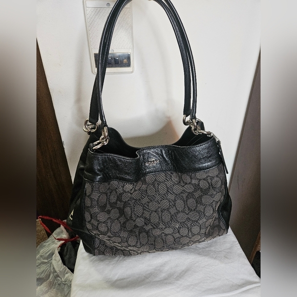 Coach Neverfull bag!!! THIS PURSE HAS SO MANY POCKETS YOU WONT KNOW WHAT TO DO - Picture 8 of 12